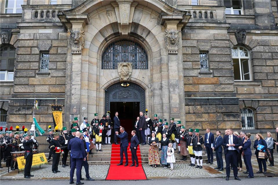 Merz lobt Sachsen – Finanzierung von Verkehrswegen offen  Bundeskanzler Friedrich Merz wurde beim Antrittsbesuch in Sachsen in Dresden von einer Bergmannskapelle begrüßt.Jan Woitas/dpa