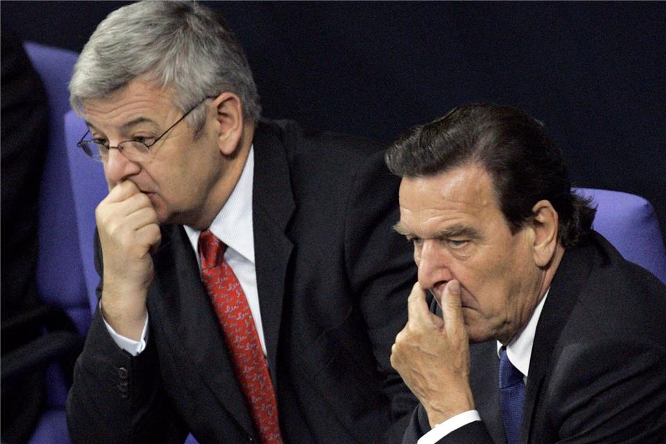 Bundeskanzler Gerhard Schröder hatte es mit noch knapperen Mehrheiten zu tun. (Archivbild)Peer Grimm/dpa