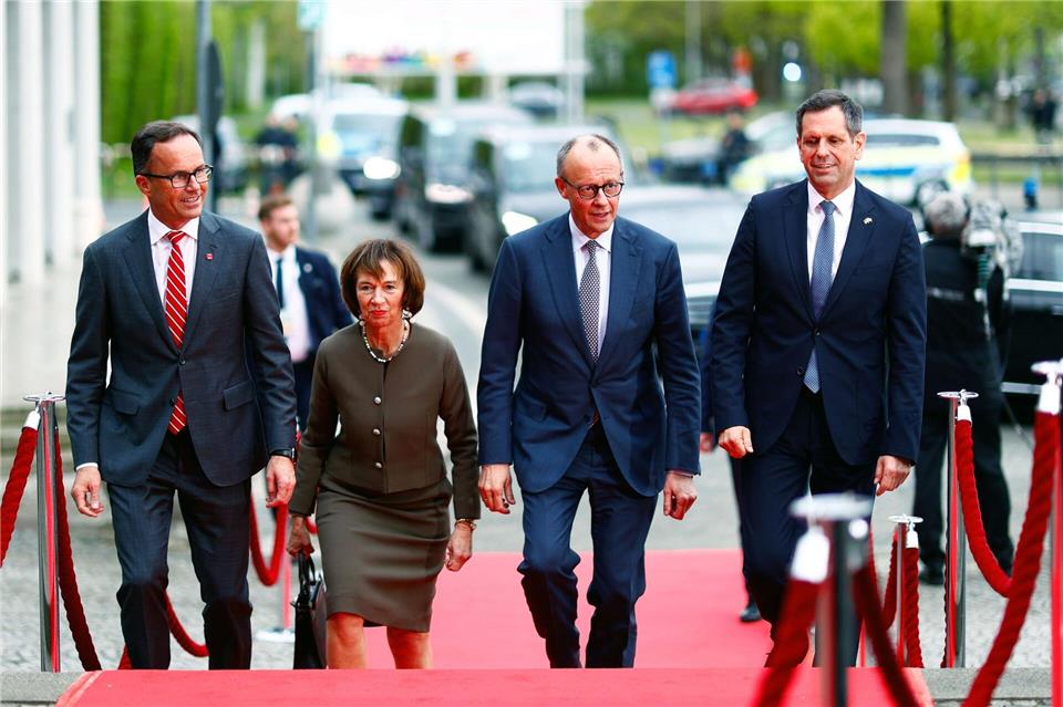 Bundeskanzler Merz (3.v.l.) und Niedersachsens Ministerpräsident Lies (4.v.l.) bei der Eröffnung der Messe – Niedersachsen ist mit 50 Prozent an der Deutschen Messe AG beteiligt. (Archivbild)Michael Matthey/dpa