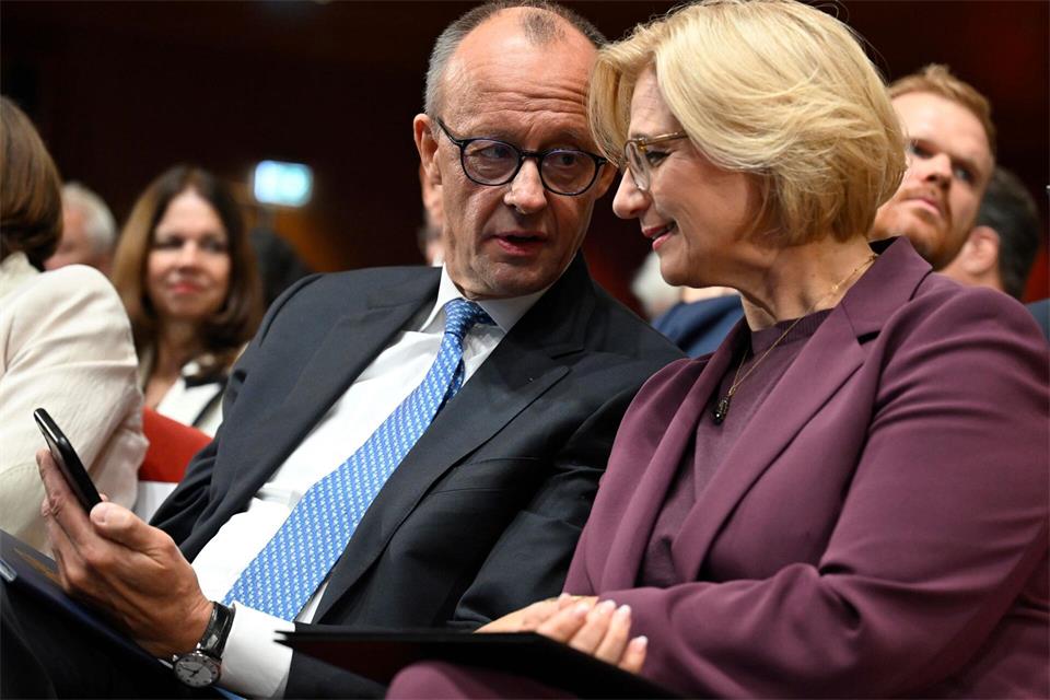 Bundeskanzler Merz (CDU) und Saar-Ministerpräsidentin Rehlinger (SPD) trafen sich vor einem Jahr in Saarbrücken. (Archivbild)Jean-Christophe Verhaegen/POOL AFP/dpa
