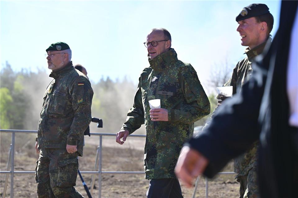 Bundeskanzler Merz besucht die Bundeswehr in Munster. Philipp Schulze/dpa