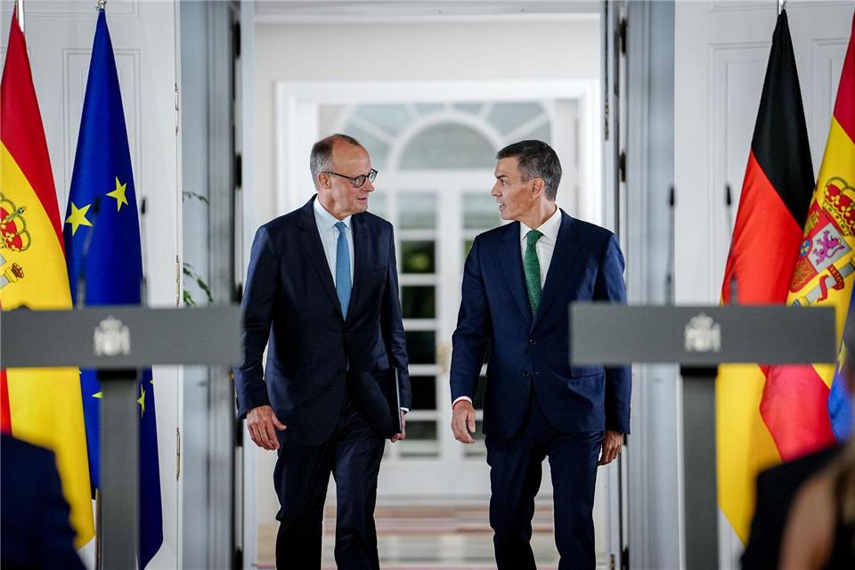 Bundeskanzler Merz betont bei seinem Antrittsbesuch in Madrid, dass Deutschland an der Seite Israels stehe. Kay Nietfeld/dpa