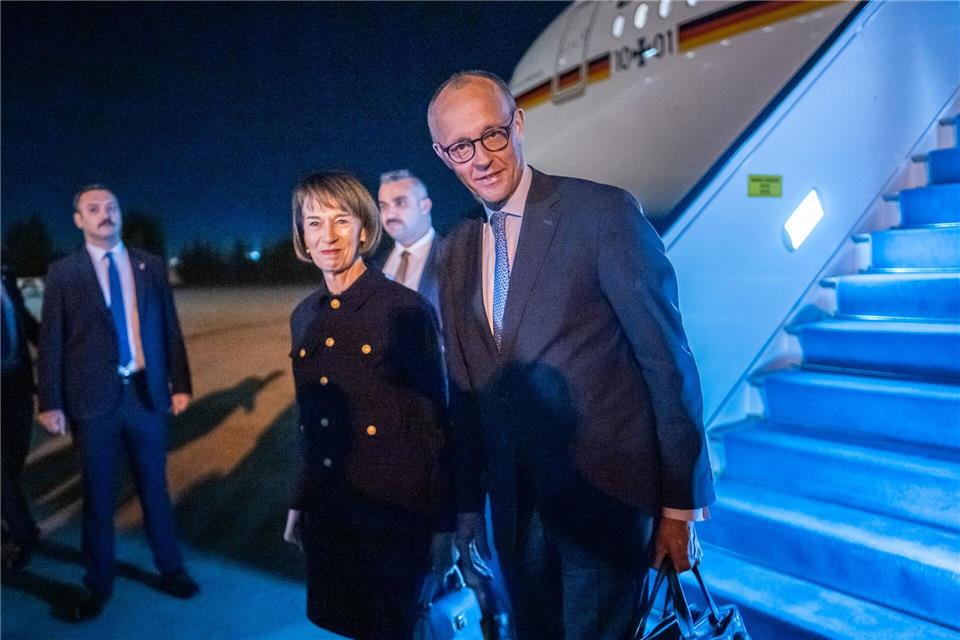 Merz mit Ehefrau Charlotte in Türkei eingetroffen  Bundeskanzler Merz ist in der Türkei eingetroffen. Michael Kappeler/dpa