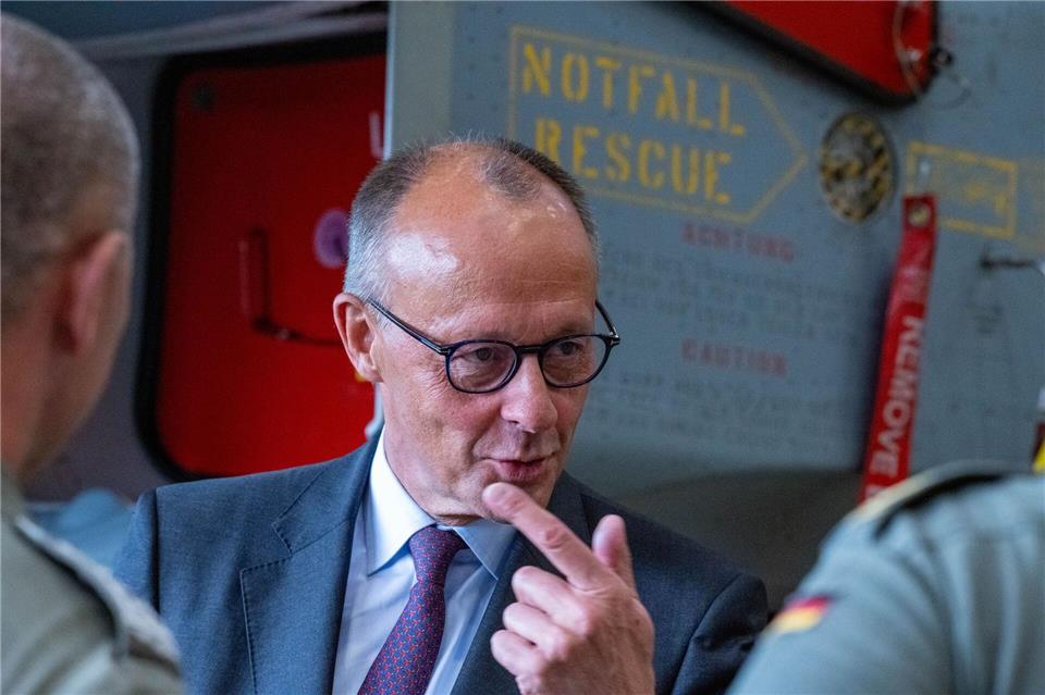 Bundeskanzler Merz kam auf Stippvisite zum Tag der Bundeswehr nach Laage.Stefan Sauer/dpa