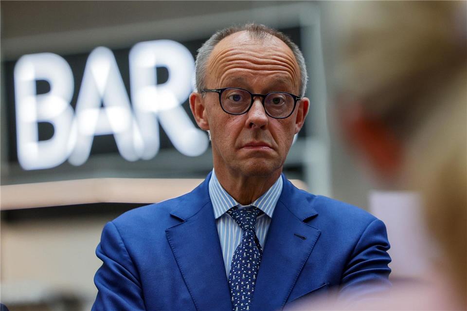 Bundeskanzler Merz schätzt, dass sich hinter der CDU möglicherweise Verschiebungen in der Parteienlandschaft ergeben werden. Christopher Neundorf/EPA Pool/dpa