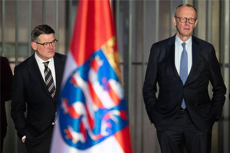 Bundeskanzler Merz und Ministerpräsident Rhein auf dem Weg zur hessischen Kabinettssitzung.Boris Roessler/dpa