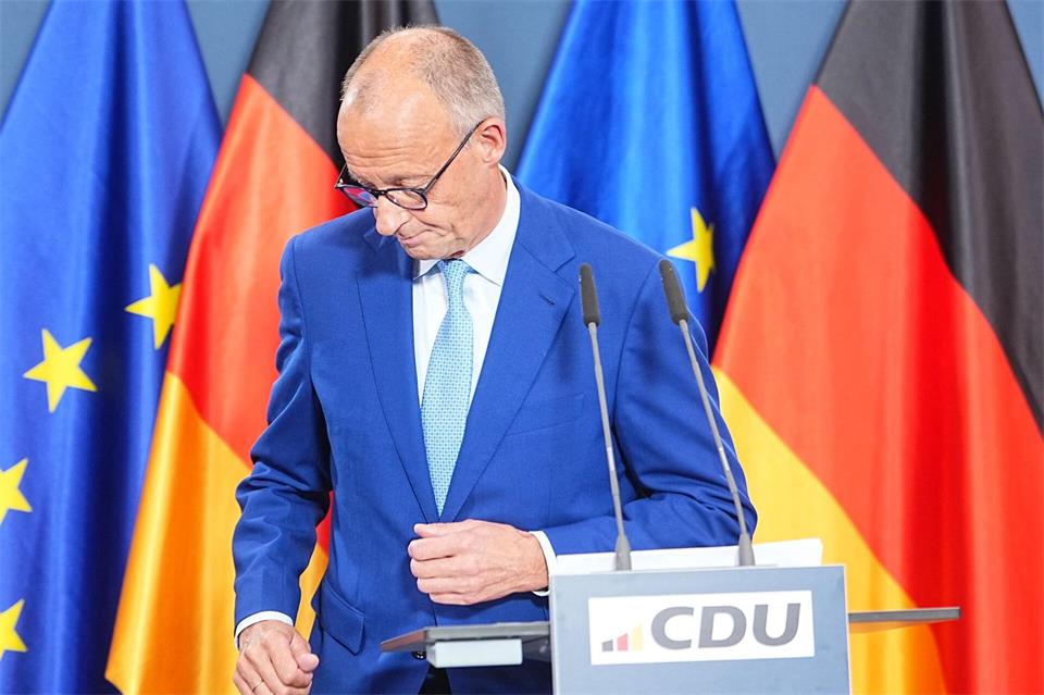 Bundeskanzler Merz verlässt nach einer Ansprache zu den Wahlen in Berlin und Mecklenburg-Vorpommern die Bühne.Michael Kappeler/dpa