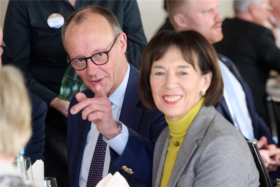 Bundeskanzler Merz wurde vor dem Spiel vom Bäckerinnungsverband West geehrtBernd Thissen/dpa