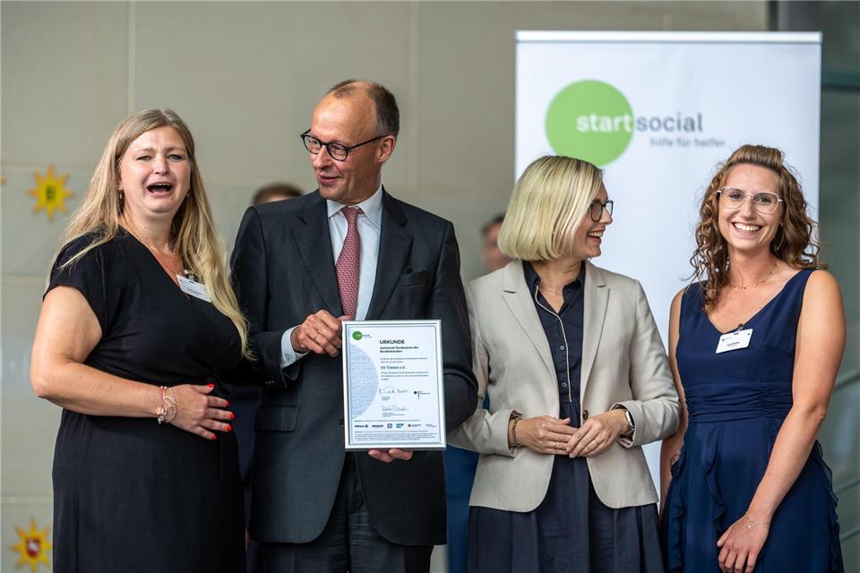 Bundeskanzler Merz zeichnete den SV Triebel aus dem Vogtland aus - Sandy Schwabe und Lena Richter freuten sich bei der Preisverleihung neben Sportstaatsministerin Christiane Schenderlein (CDU, 2.v.r). Michael Kappeler/dpa