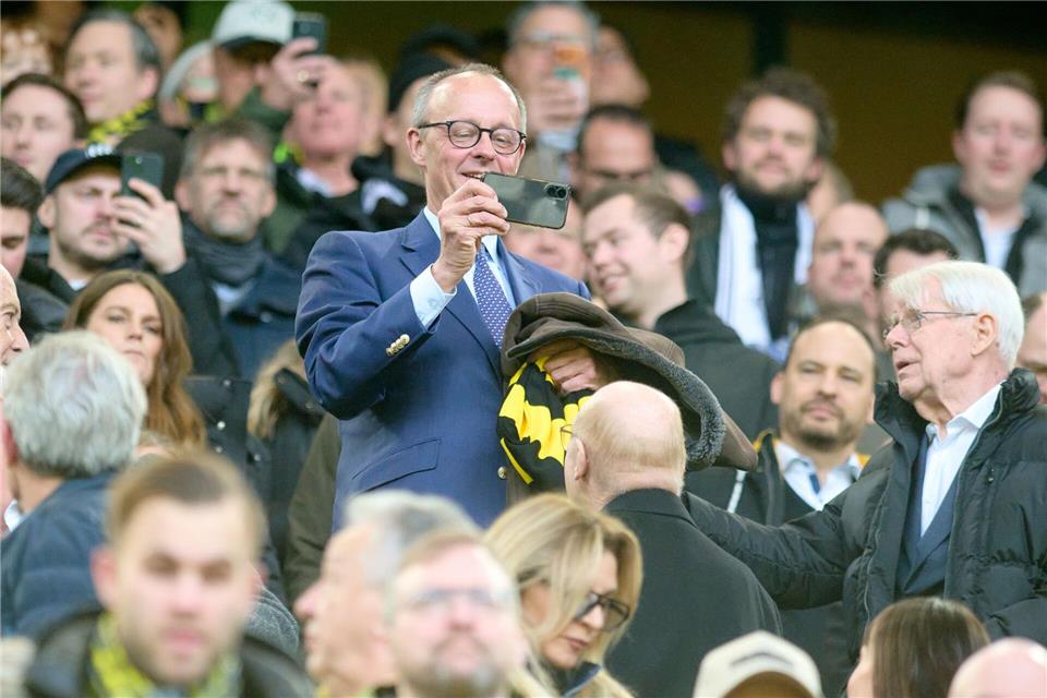 Bundeskanzler Merz zu Besuch beim BVBBernd Thissen/dpa