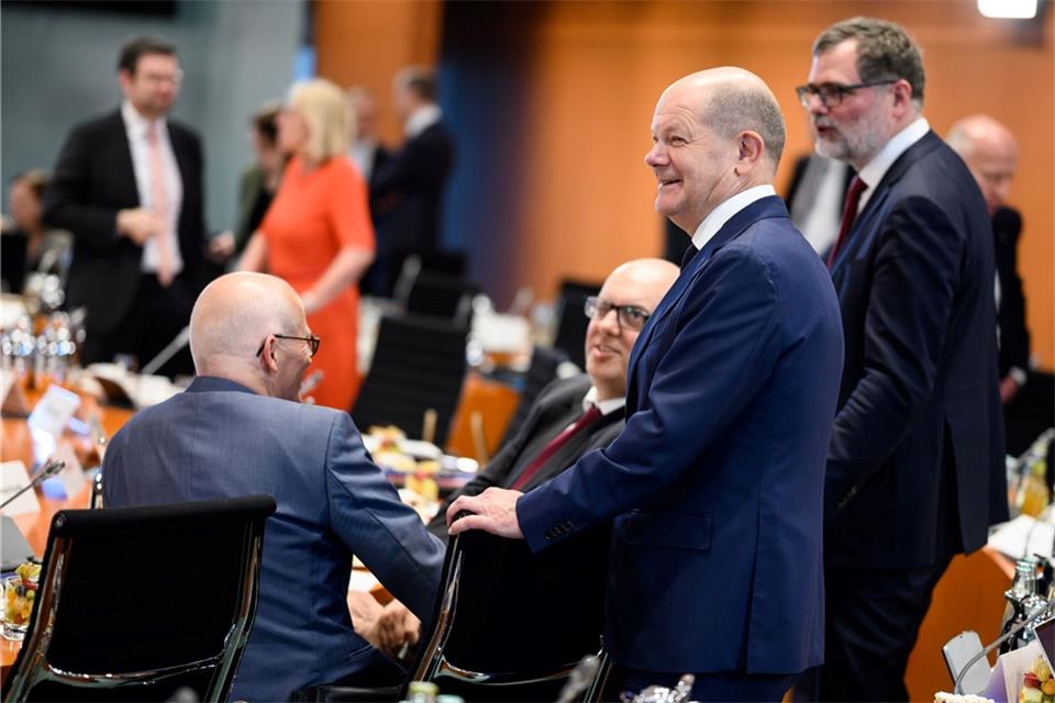 Länder erhöhen Druck bei Pakt für Planungsbeschleunigung Bundeskanzler Olaf Scholz (2.v.r, SPD) unterhält sich zu Beginn des Bund-Länder-Gipfels im Bundeskanzleramt.