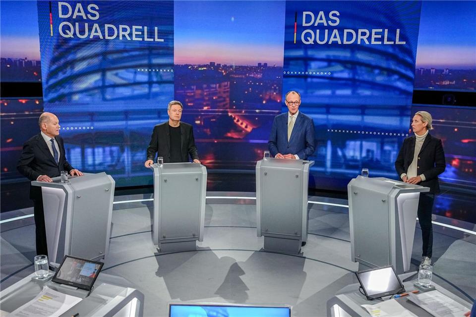 Bundeskanzler Olaf Scholz (SPD), Robert Habeck (Bündnis 90/Die Grünen), Friedrich Merz, Unions-Kanzlerkandidat und CDU-Chef, sowie Alice Weidel, Fraktionsvorsitzende der AfD, nahmen Sonntagabend am „Quadrell“ von RTL teil.Kay Nietfeld/dpa-Pool/dpa
