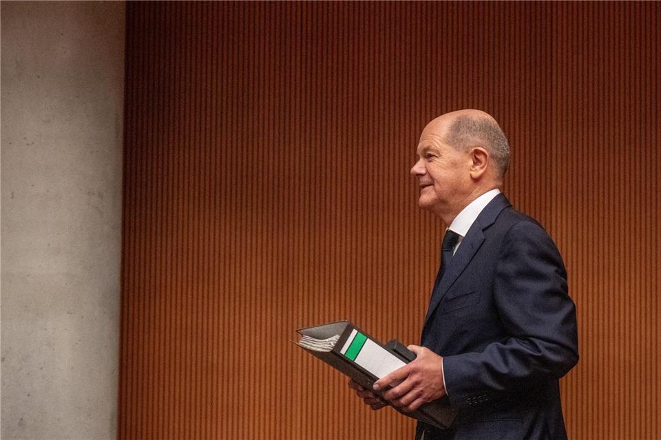 Bundeskanzler Olaf Scholz (SPD) bringt einen Aktenordner mit Unterlagen mit zu seiner Vernehmung als Zeuge im Afghanistan-Untersuchungsausschuss des Bundestages.Michael Kappeler/dpa