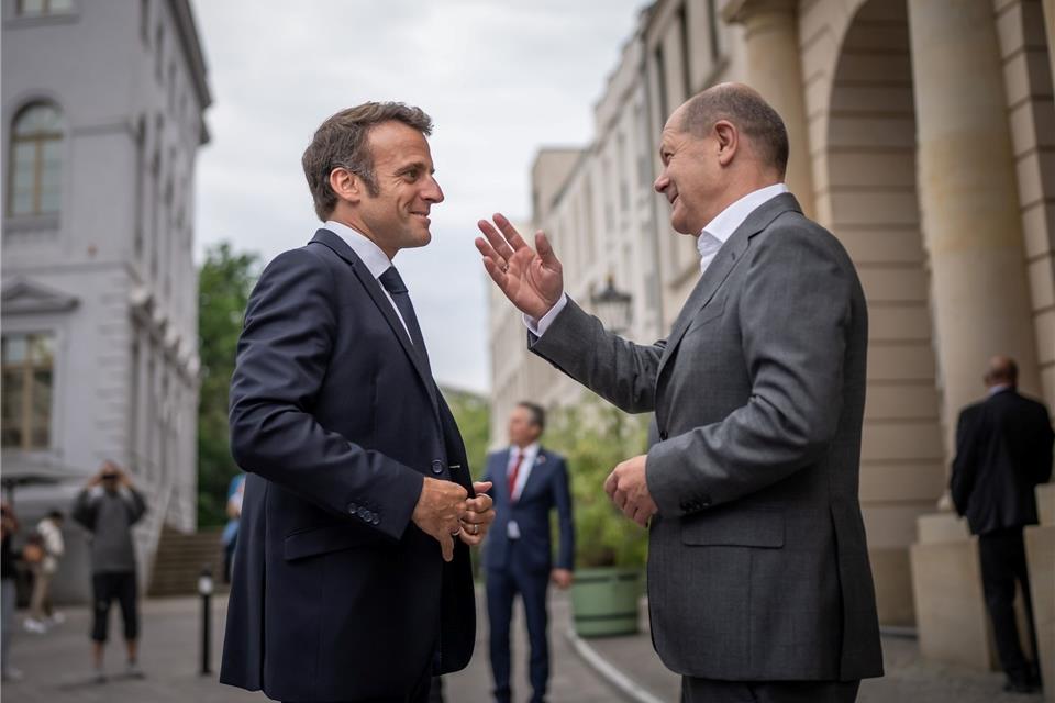 Unter vier Augen: Scholz empfängt Macron in Potsdam Bundeskanzler Olaf Scholz (SPD, r) begrüßt Emmanuel Macron, Präsident von Frankreich, vor einem gemeinsamen Abendessen zum Restaurant „Kochzimmer“ in Potsdam.