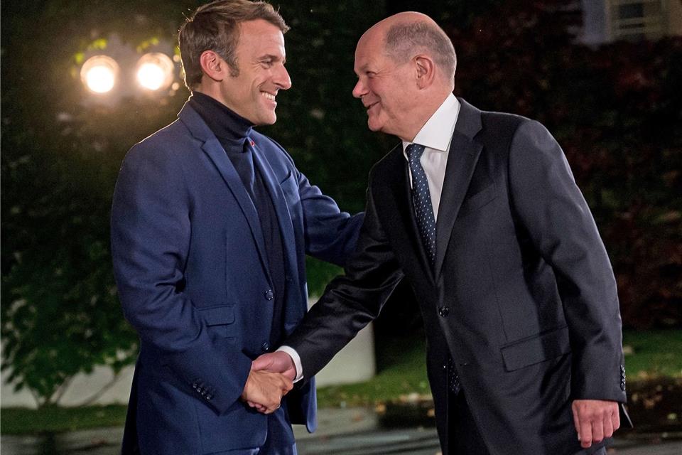 Bundeskanzler Olaf Scholz (SPD, r) und sein französischer Amtskollege Emmanuel Macron.