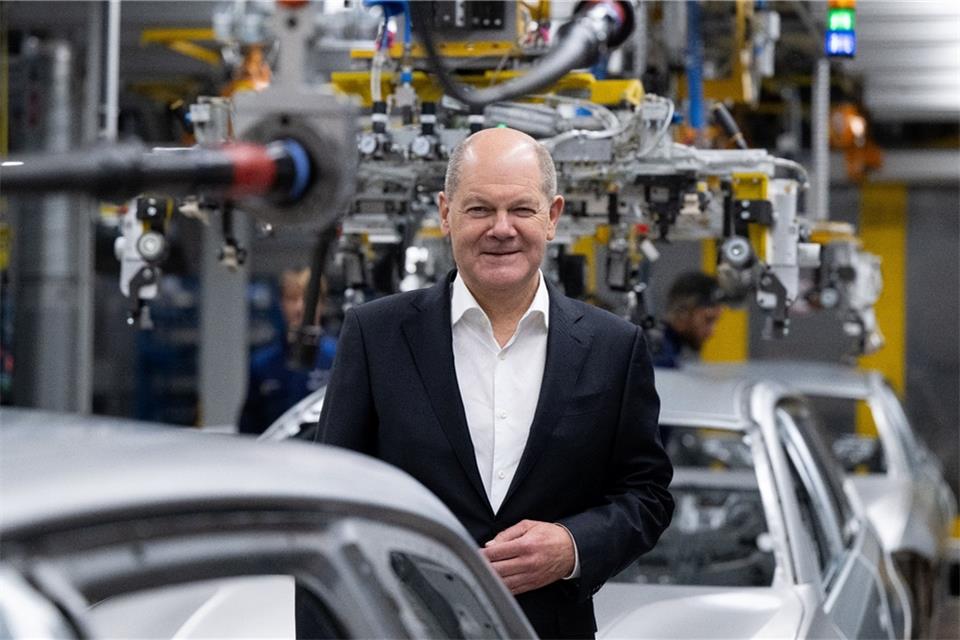 Bundeskanzler Olaf Scholz im BMW-Werk in München.