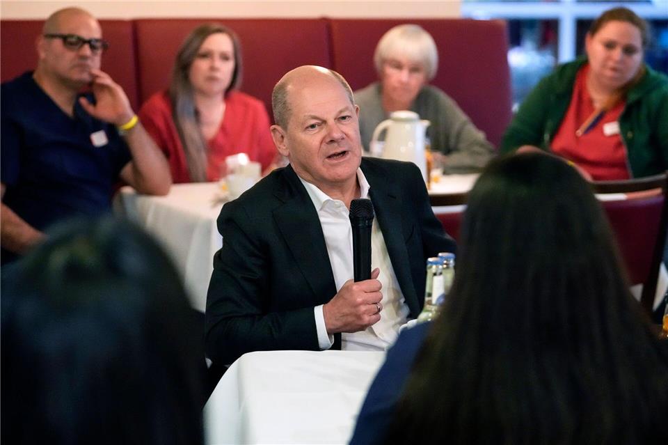 Bundeskanzler Scholz hat sich in Köln als Büttenredner versucht.Martin Meissner/AP Pool/dpa