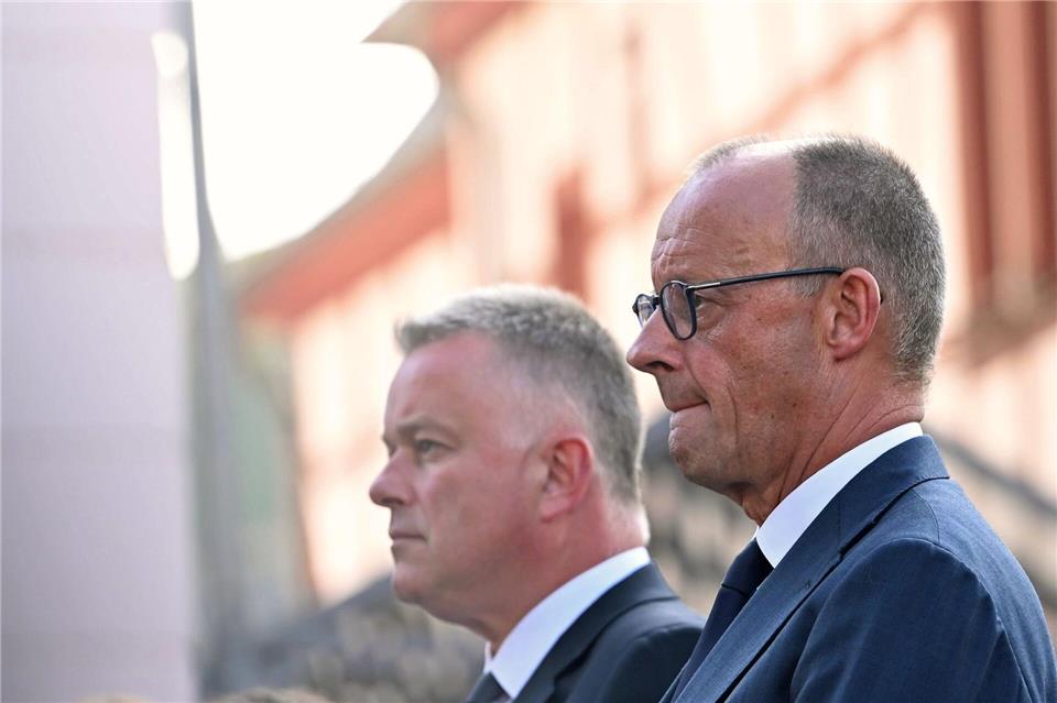 Bundeskanzler und CDU-Chef Friedrich Merz und Ministerpräsident Gordon Schnieder (CDU) bei ihrem letzten öffentlichen Zusammentreffen in Rheinland-Pfalz vor eineinhalb Wochen. (Archivbild) Jennifer Brückner/dpa