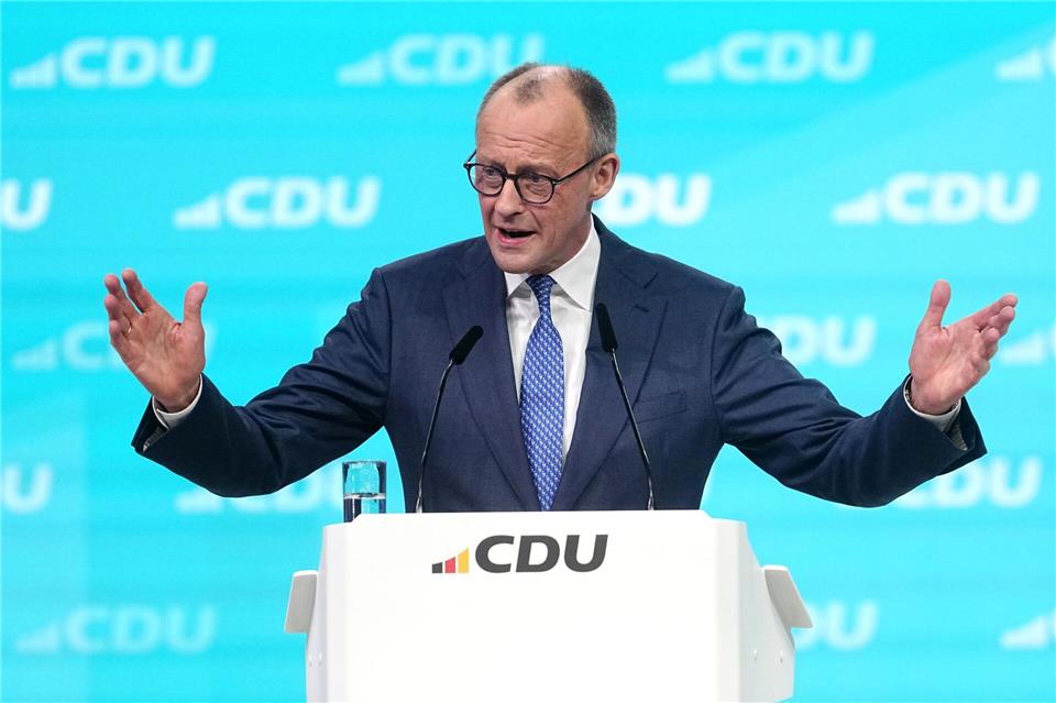 Bundeskanzler und CDU-Parteichef Friedrich Merz hat dem Berliner CDU-Parteivorsitzenden Kai Wegner Unterstützung im Wahlkampf zugesagt. Kay Nietfeld/dpa