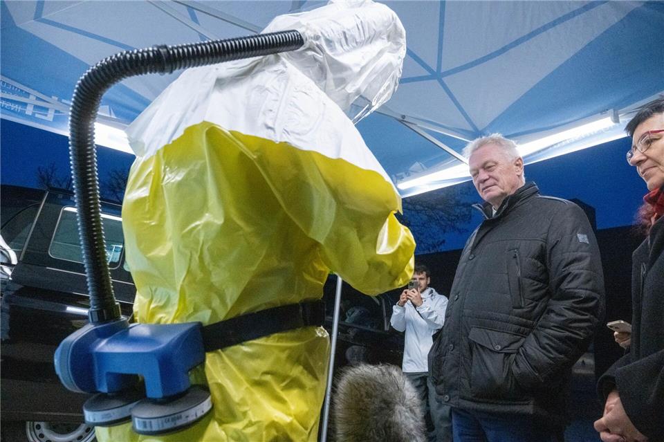 Bundeslandwirtschaftsminister Alois Rainer (CSU) dankte bei seinem Antrittsbesuch den Mitarbeitern des Friedrich-Loeffler-Instituts (FLI) für ihre Arbeit, die auch zur Eindämmung von Tierseuchen wie der Geflügelpest beiträgt.Stefan Sauer/dpa
