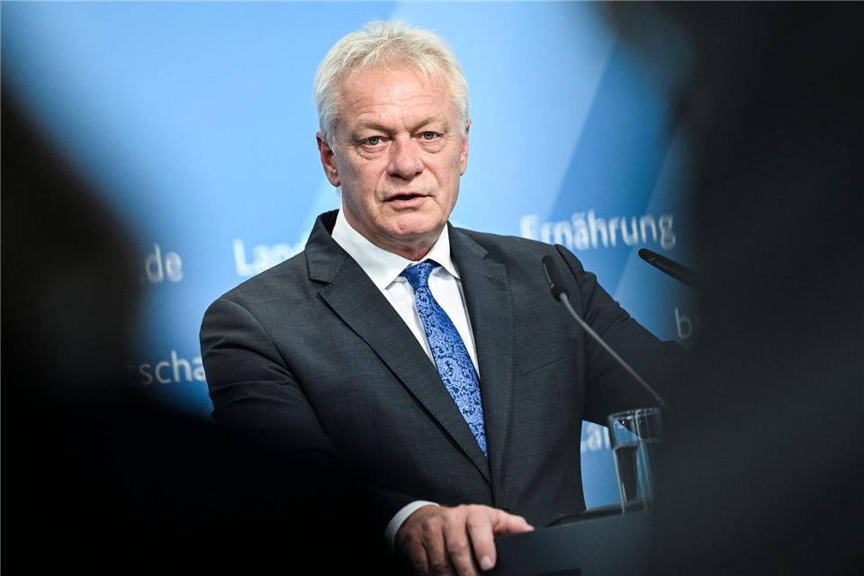 Bundeslandwirtschaftsminister Alois Rainer (CSU) will die Weinbranche in der schwierigen Phase unterstützenJens Kalaene/dpa