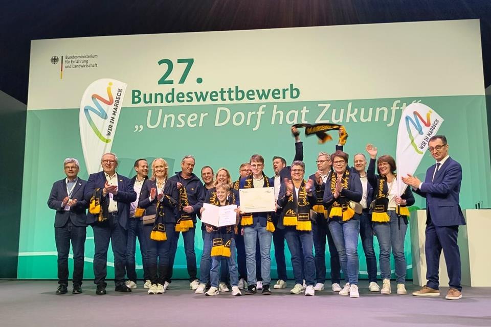 Bundeslandwirtschaftsminister Cem Özdemir (r.) hat den Marbeckern gratuliert.