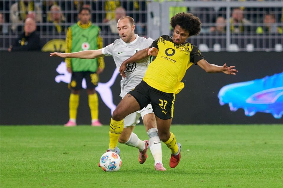 Bundesliga-Debüt in Dortmund: Wolfsburgs neuer Star Christian Eriksen (l) im Zweikampf mit Dortmunds Karim Adeyemi. Bernd Thissen/dpa