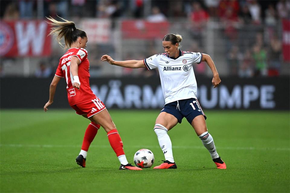 Bundesliga (Nationalspielerin Klara Bühl/r.) mit Nike-Kredit? (Archivbild)Elisa Schu/dpa