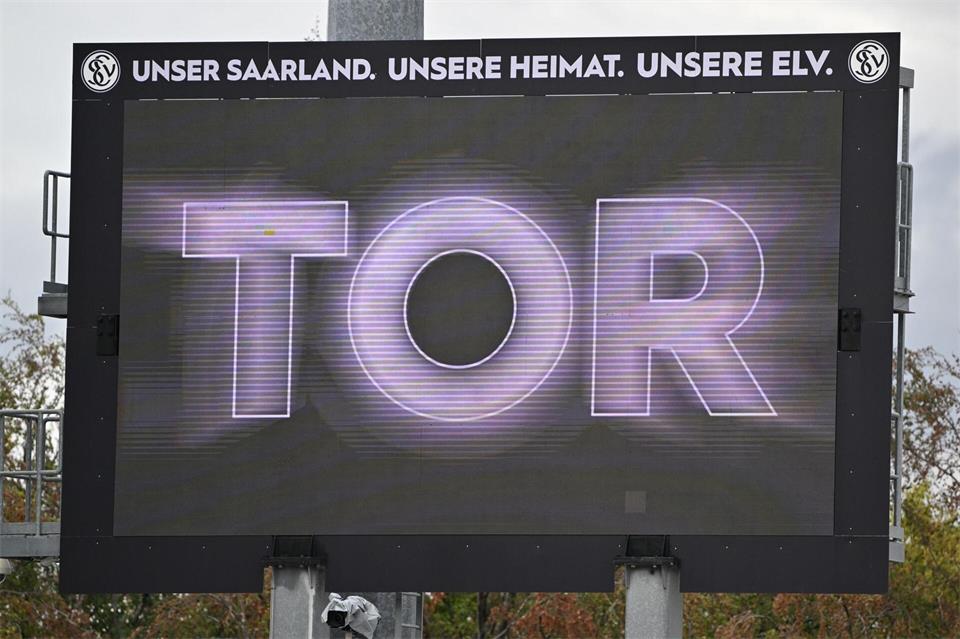 Bundesliga-Premiere in Elversberg - gleich dreimal zeigt die Anzeigetafel Tor für den Aufsteiger an.Harald Tittel/dpa
