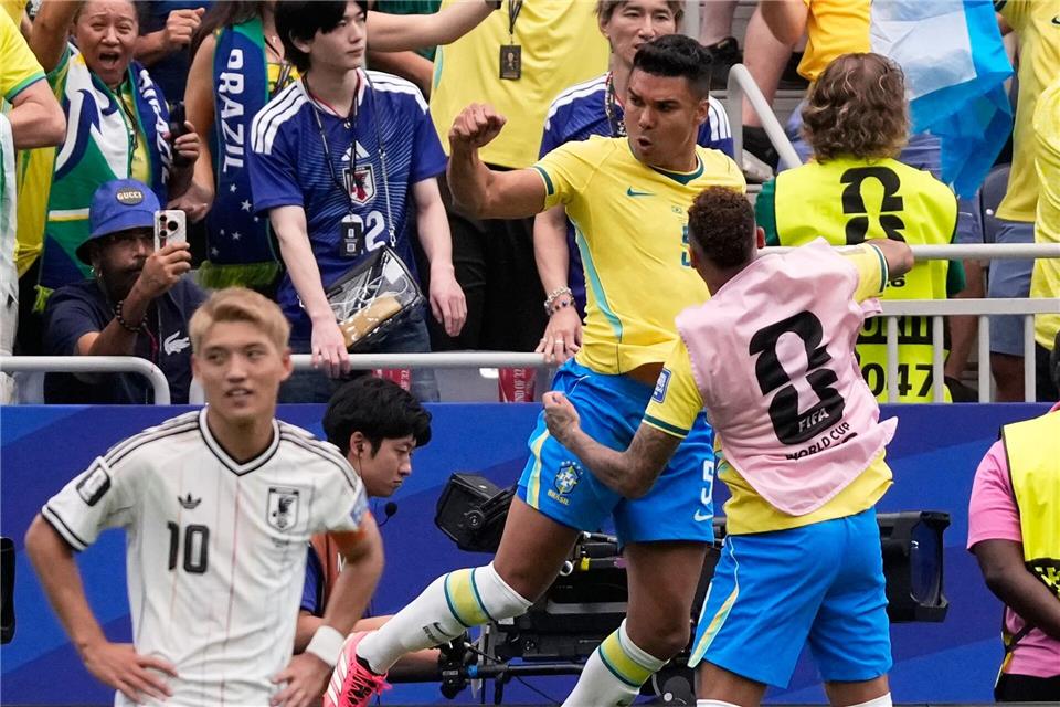 Bundesliga-Profi Ritsu Doan (l) enttäuschte mit Japan. (Archivbild)David J. Phillip/AP/dpa