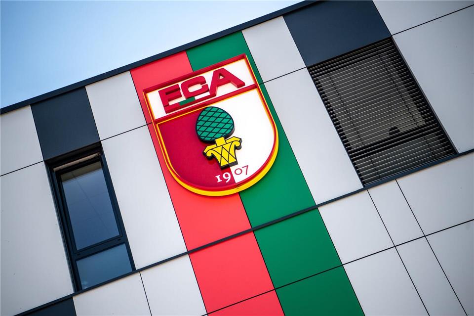 Bundesligist FC Augsburg zahlt wegen Unregelmäßigkeiten bei Gehaltsabrechnungen eine Geldbuße von einer halben Million Euro.  (Archivfoto)Matthias Balk/dpa