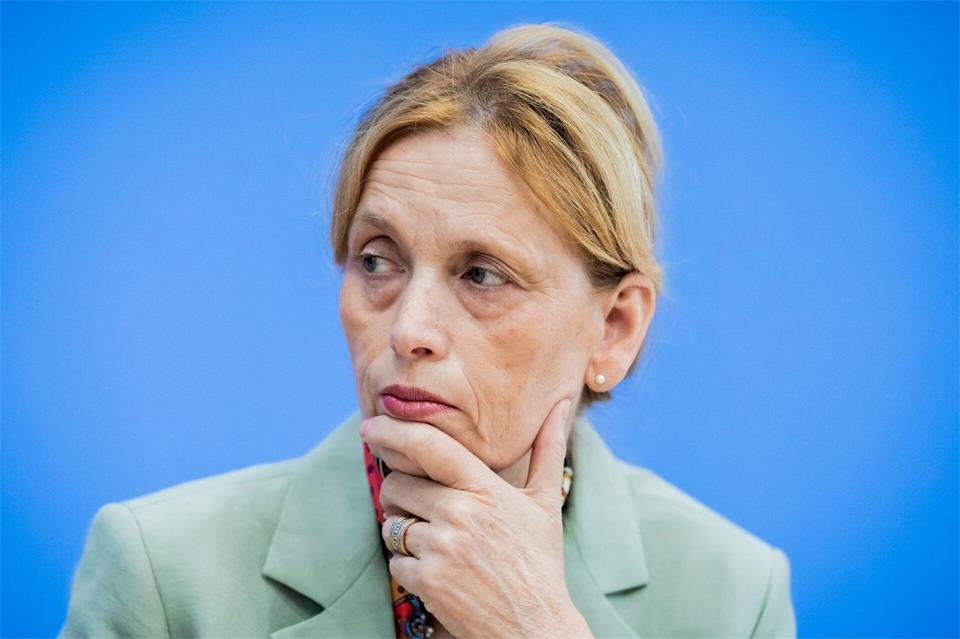Bundesministerin Prien nennt die Ergebnisse besorgniserregend.Christoph Soeder/dpa