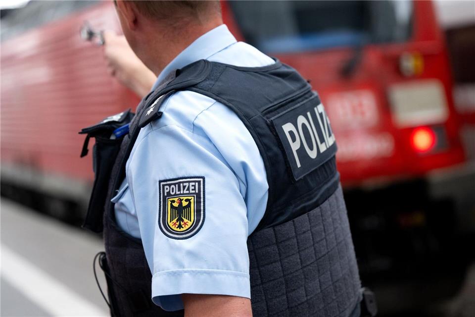 Bundespolizisten durchsuchten die Sachen, die der Junge bei sich hatte. (Symbolbild)Sven Hoppe/dpa