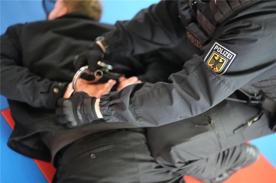 Bundespolizisten haben einen international gesuchten Straftäter nach der Einreise nach Deutschland festgenommen. (Symbolbild)Marcus Brandt/dpa