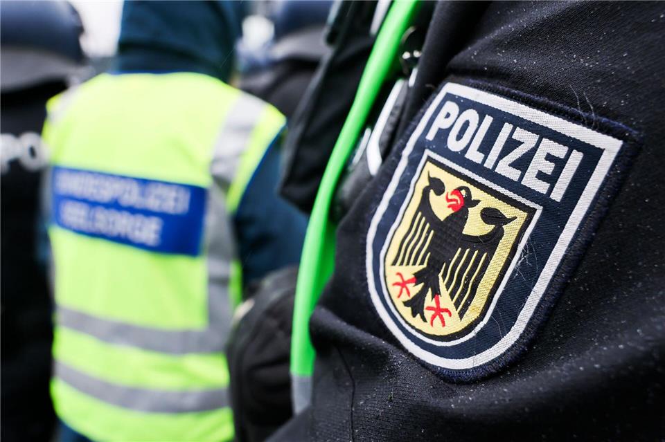 Bundespolizisten haben in einem Hamburger S-Bahntunnel nach einer Frau gesucht. (Symbolfoto)Christian Charisius/dpa