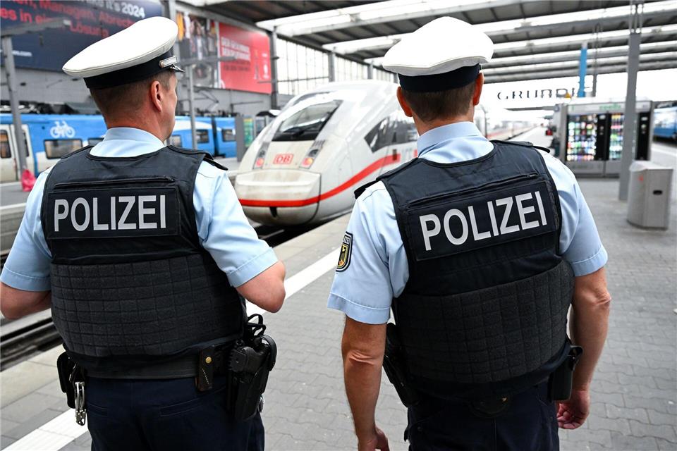 Bundespolizisten sollen die Einhaltung der Verbote an den Bahnhöfen überwachen. (Symbolbild)Sven Hoppe/dpa
