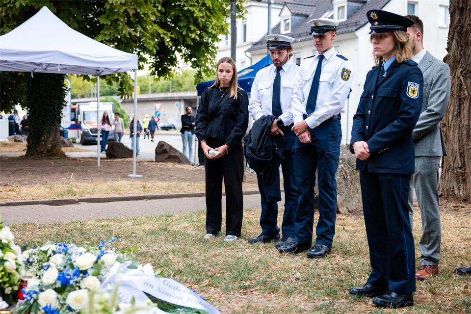Bundespolizisten trauern nach dem Gedenken an der Stele für den getöteten Polizeioberkommissar Simon Bohr. Der 34-Jährige war am 21. August 2025 bei einem Polizeieinsatz in Völklingen tödlich verletzt worden.Laszlo Pinter/dpa