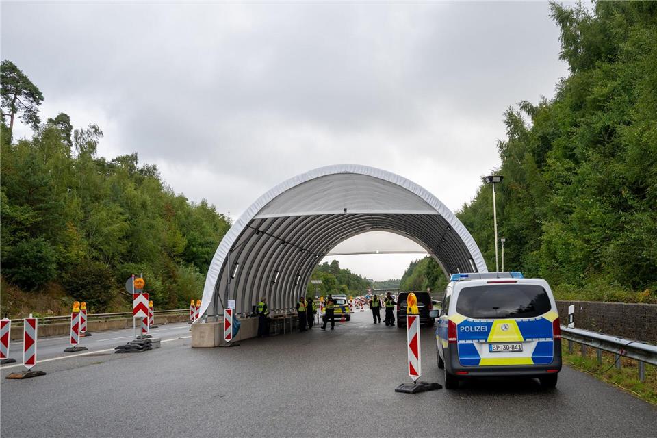 Bundespolizisten überprüfen an einer Kontrollstelle auf der A64 bei Trier einen Kleinbus.Harald Tittel/dpa