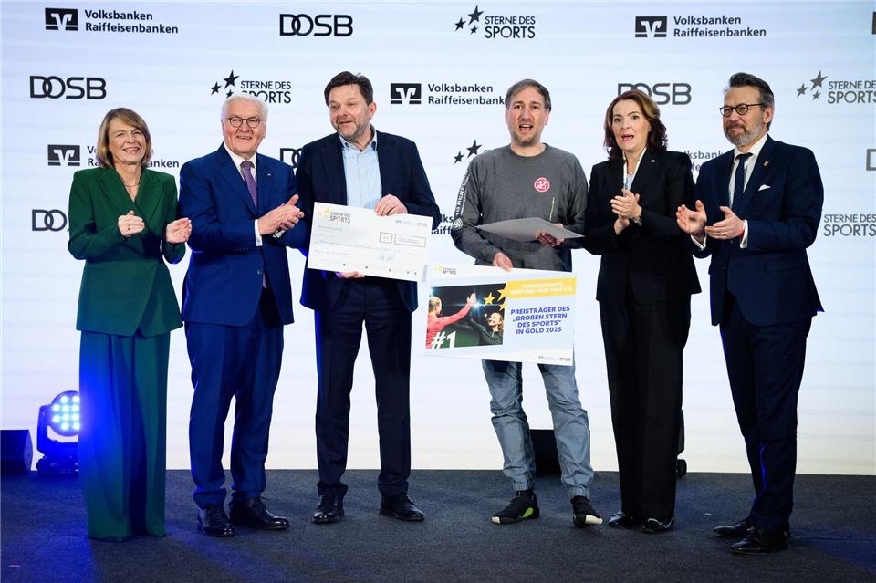 Bundespräsident Frank-Walter Steinmeier (2.v.l.) ehrt den Sterne-Sieger Turngemeinde Herford.Bernd von Jutrczenka/dpa