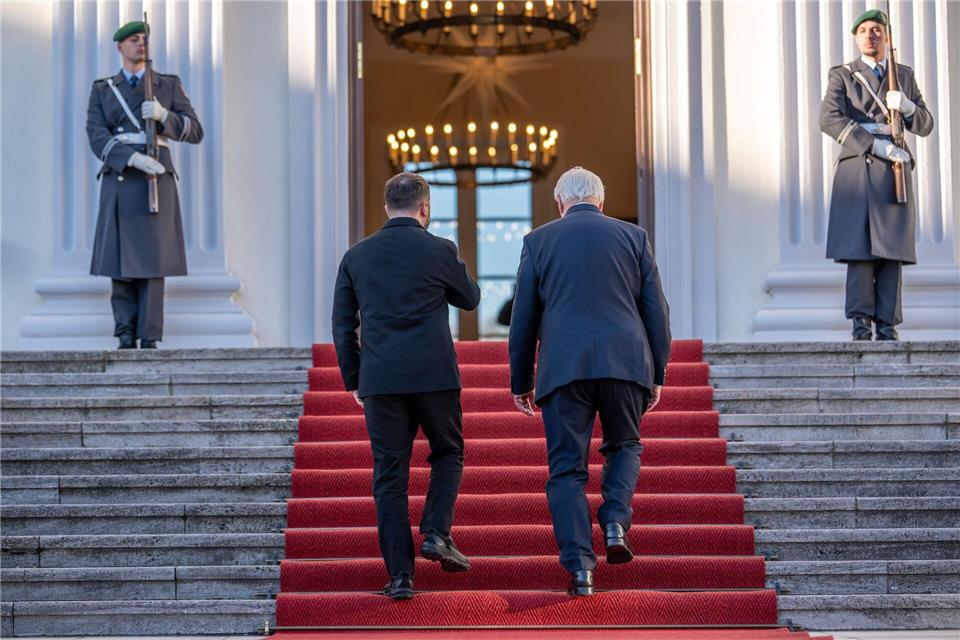Bundespräsident Frank-Walter Steinmeier (2.v.r) geht neben Wolodymyr Selenskyj, Präsident der Ukraine, vor einem Treffen im Schloss Bellevue in Berlin. Michael Kappeler/dpa