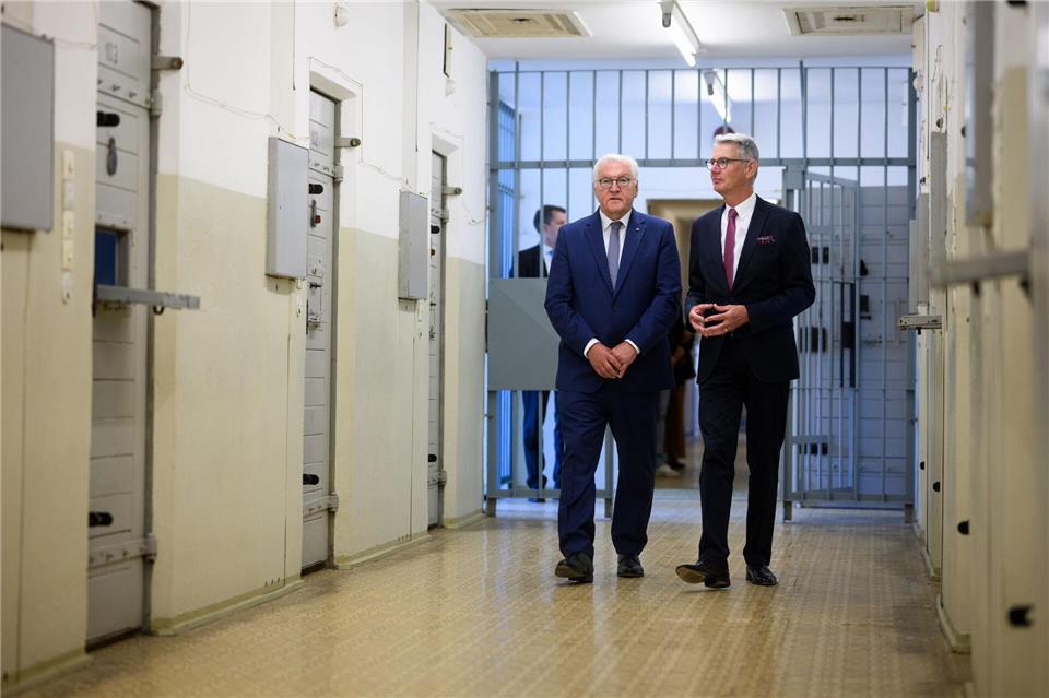 Bundespräsident Frank-Walter Steinmeier besichtige im früheren Stasi-Gefängnis in Berlin-Hohenschönhausen mehrere Trakte mit Zellen. Bernd von Jutrczenka/dpa