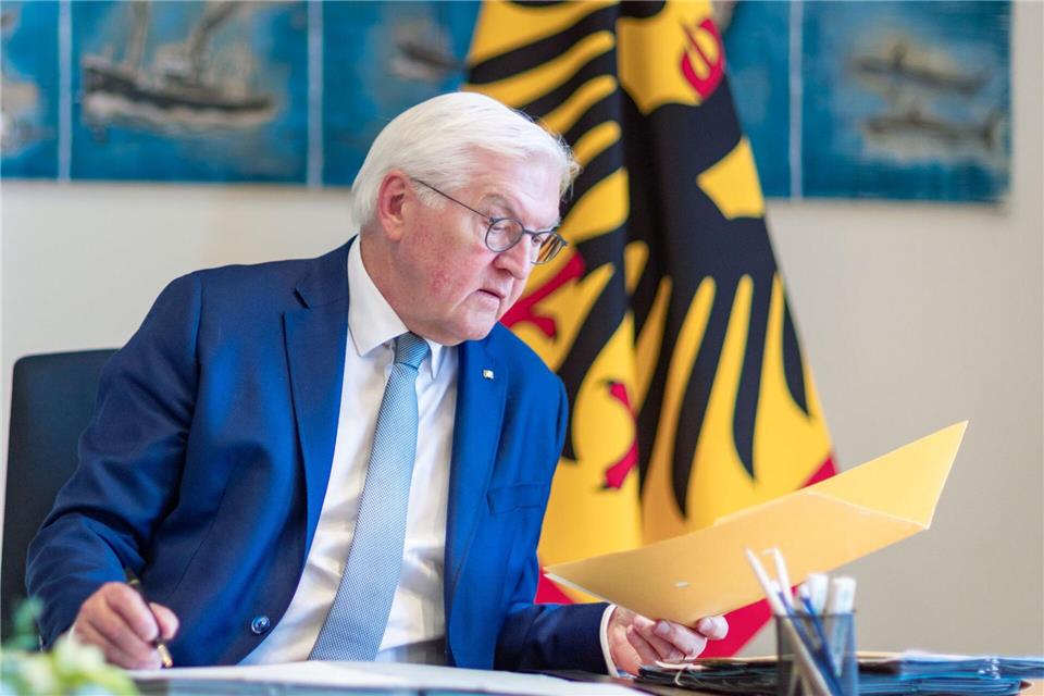 Bundespräsident Frank-Walter Steinmeier führt seine Amtsgeschäfte vorübergehend von Stralsund aus.Jens Büttner/dpa