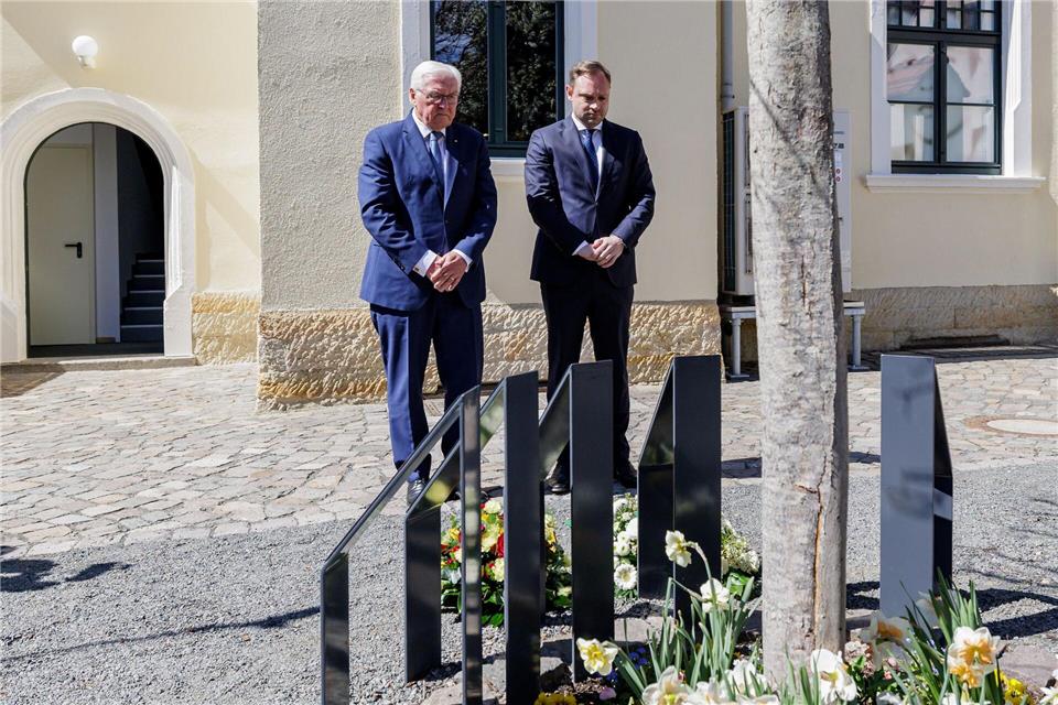 Bundespräsident Frank-Walter Steinmeier gedenkt der Opfer der Heimerziehung in der DRR in Torgau. Jens Schluter/AFP POOL/dpa