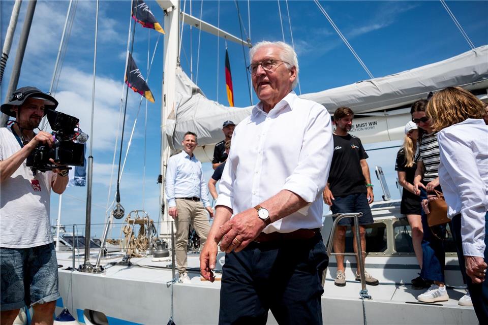 Bundespräsident Frank-Walter Steinmeier geht nach einer Fahrt auf der „Malizia“ von Bord der Jacht.Daniel Bockwoldt/dpa