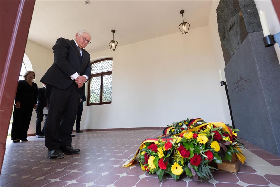 Bundespräsident Frank-Walter Steinmeier hat einen Kranz niedergelegt.Boris Roessler/dpa-Pool/dpa