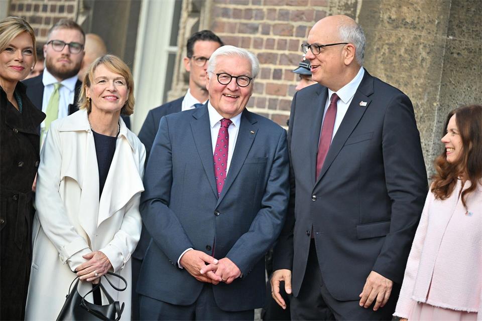 Bundespräsident Frank-Walter Steinmeier ist am Tag der Deutschen Einheit in Bremen - bei den zentralen Feierlichkeiten.Sina Schuldt/dpa