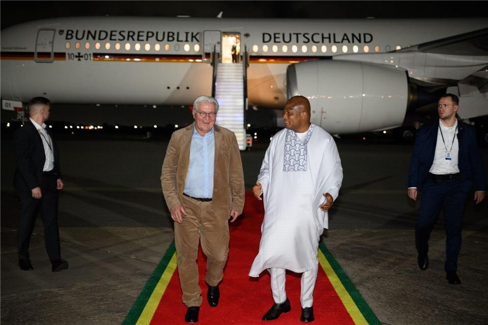 Bundespräsident Frank-Walter Steinmeier kommt auf dem Kotoka International-Flughafen in Accra an und wird dort von Samuel Okudzeto Ablakwa (r), Außenminister von Ghana, begrüßt.Bernd von Jutrczenka/dpa