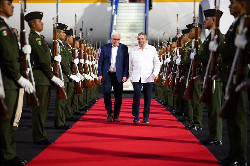 Bundespräsident Frank-Walter Steinmeier (l) kommt auf dem Flughafen Cancun an.Bernd von Jutrczenka/dpa