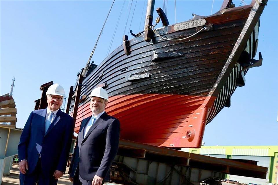 Bundespräsident Frank-Walter Steinmeier (l) und Stralsunds Oberbürgermeister Alexander Badrow (CDU) stehen vor dem Nachbau der Kogge „Wisemara“.Jens Büttner/dpa