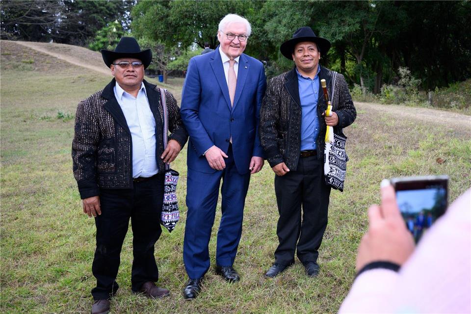 Bundespräsident Frank-Walter Steinmeier lässt sich mit Angehörigen von indigenen Völkern fotografieren.Bernd von Jutrczenka/dpa